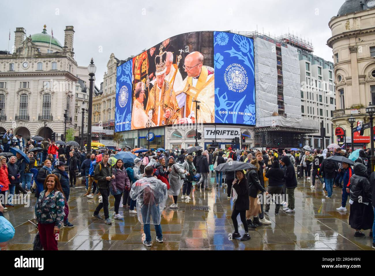 London, Großbritannien. 06. Mai 2023. Piccadilly Lights Leinwand im Piccadilly Circus feiert die Krönung von König Karl III (Foto: Vuk Valcic/SOPA Images/Sipa USA) Guthaben: SIPA USA/Alamy Live News Stockfoto