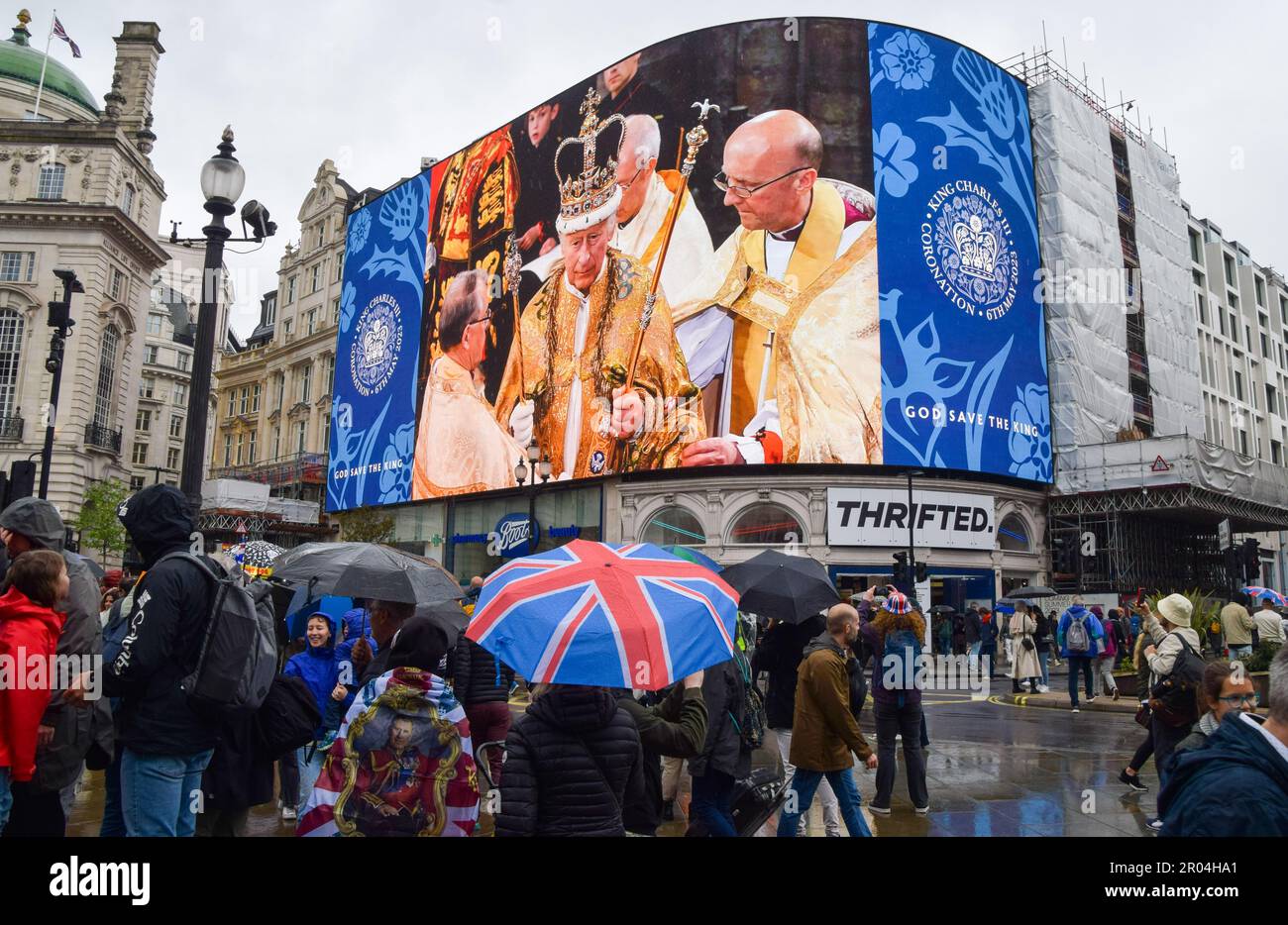 London, Großbritannien. 06. Mai 2023. Piccadilly Lights Leinwand im Piccadilly Circus feiert die Krönung von König Karl III (Foto: Vuk Valcic/SOPA Images/Sipa USA) Guthaben: SIPA USA/Alamy Live News Stockfoto