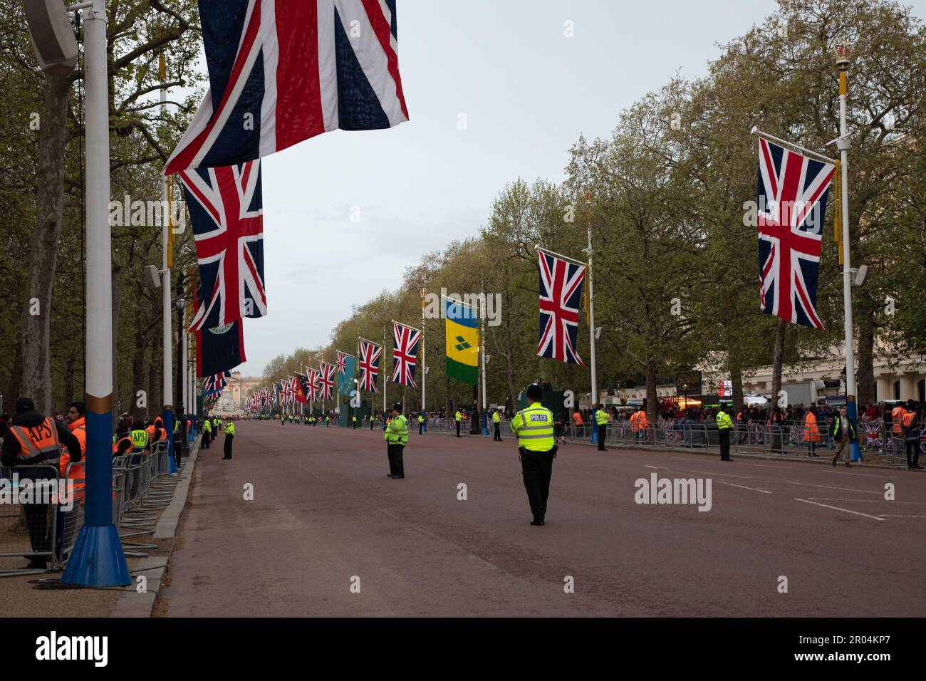 London, Großbritannien. 6. Mai 2023 Hunderttausende Menschen aus der ganzen Welt sind in die Mall gekommen, um die Prozession zur Krönung von König Karl III. Und Königin Camilla am Samstag, den 6. Mai 2023, zu sehen. Kredit: Kiki Streitberger / Alamy Live News Stockfoto