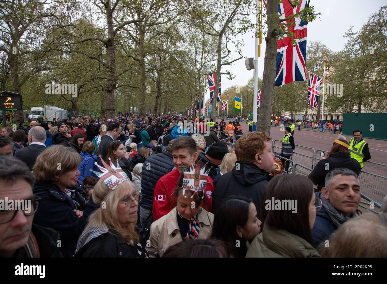 London, Großbritannien. 6. Mai 2023 Hunderttausende Menschen aus der ganzen Welt sind in die Mall gekommen, um die Prozession zur Krönung von König Karl III. Und Königin Camilla am Samstag, den 6. Mai 2023, zu sehen. Kredit: Kiki Streitberger / Alamy Live News Stockfoto