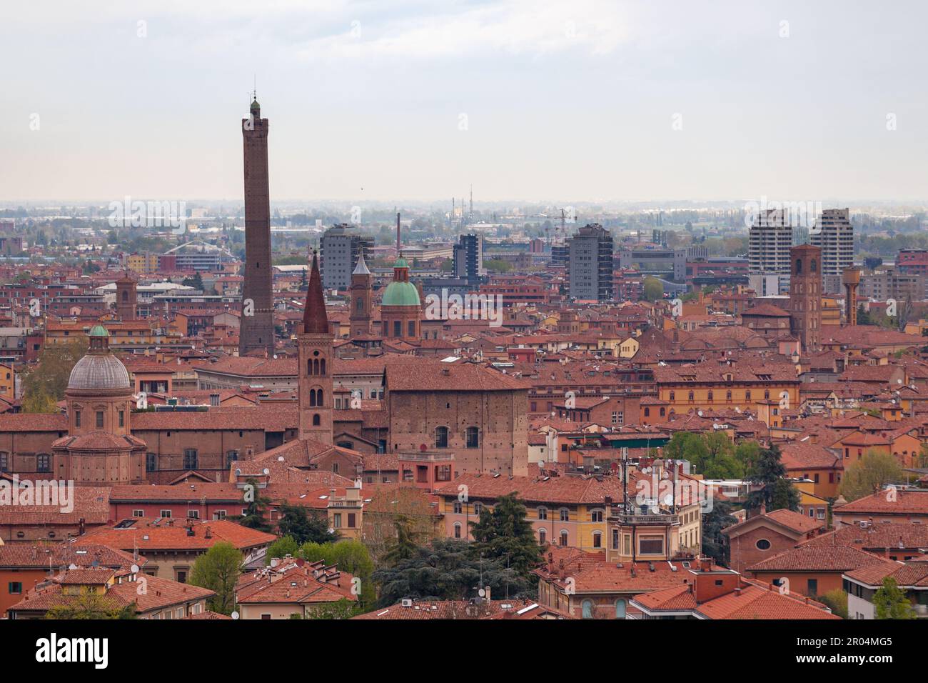 Luftaufnahme von Bologna in Italien mit einigen der berühmtesten Wahrzeichen der Stadt: Die Basilika San Domenico, der Asinelli-Turm, die Kirche Sa Stockfoto