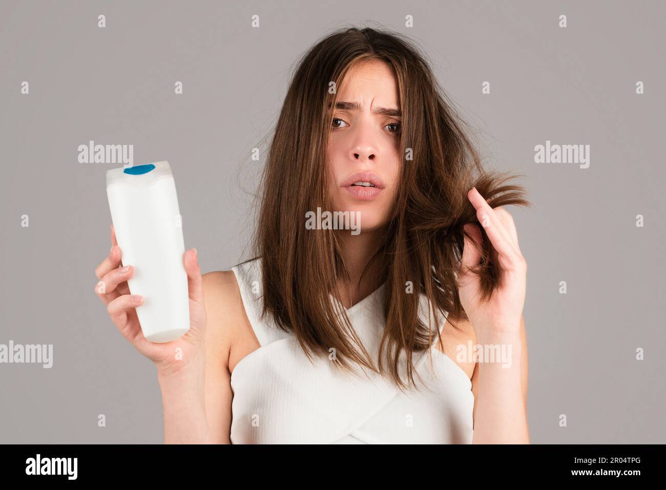 Frau mit bootle Shampoo Haarausfall Problem, Glatze des Kopfes.  Gesundheitsshampoo und Beauty-Produkt-Konzept Stockfotografie - Alamy
