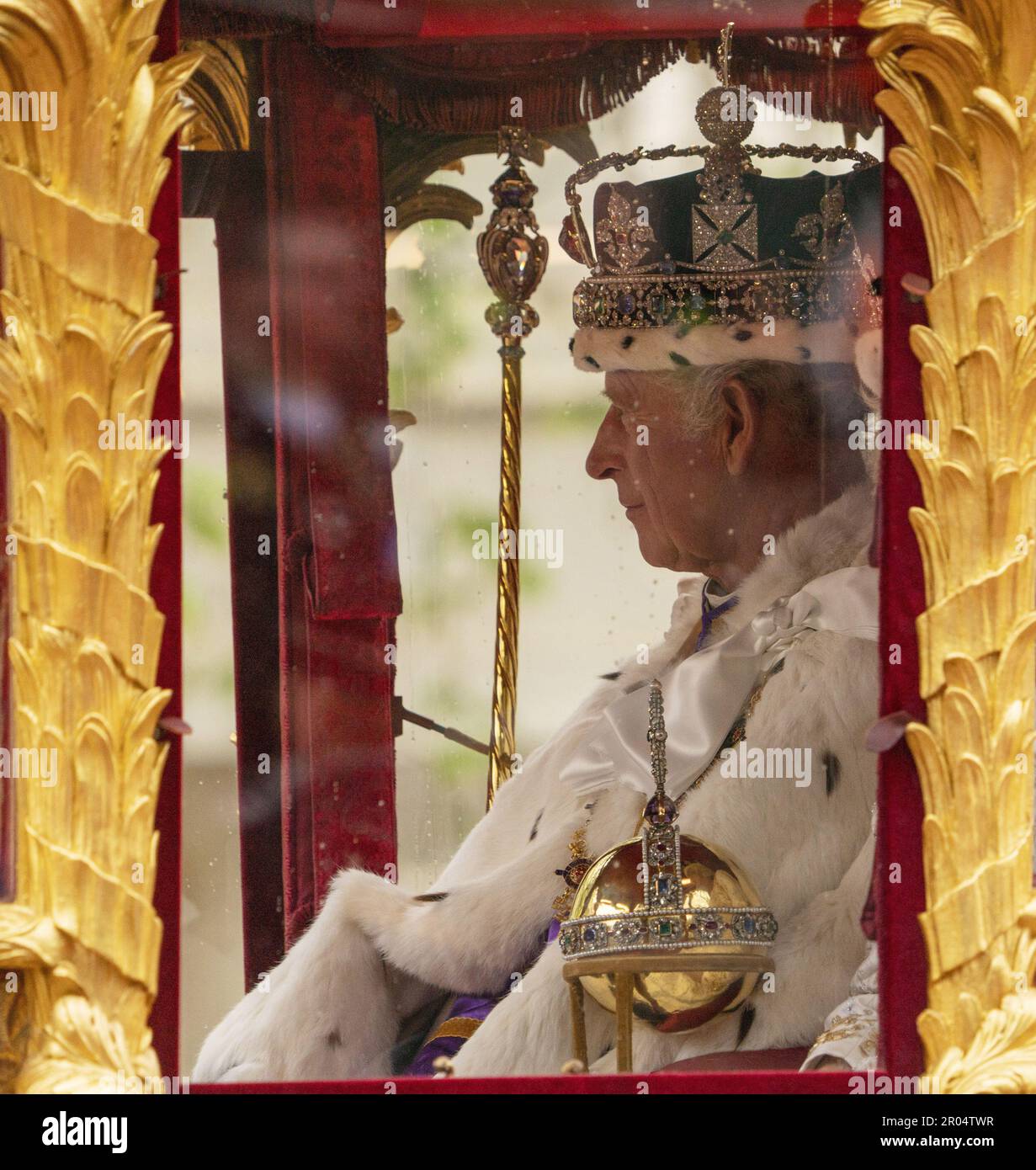 König Karl III. Und Königin Camilla reisen in der Gold State Coach, die 1760 erbaut wurde und bei jeder Krönung seit Wilhelm IV. Im Jahr 1831sets verwendet wurde, von Westminster Abbey auf dem Weg zum Buckingham Palace während der Krönung von König Karl III. Und Königin Camilla am Samstag, den 6. Mai, 2023 in London, England. Foto: British Ministry of Defence/UPI Credit: UPI/Alamy Live News Stockfoto