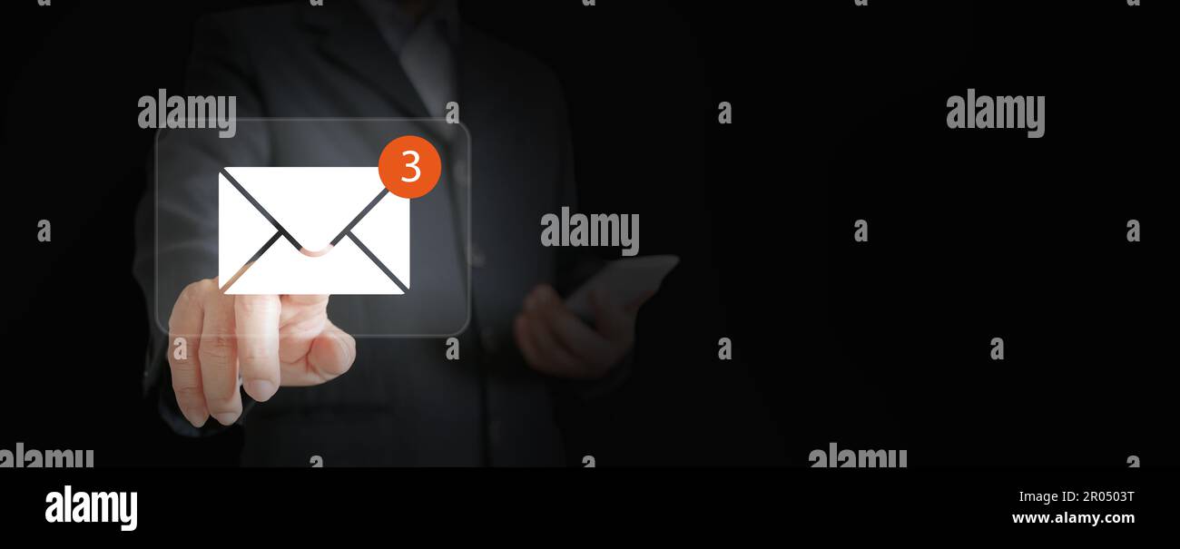 E-Mail für Geschäftskommunikation und digitales Marketing: Virtueller Posteingang, der elektronische Nachrichtenwarnungen empfängt und Geschäftsmann, der mit E-Mails auf einem interagiert Stockfoto