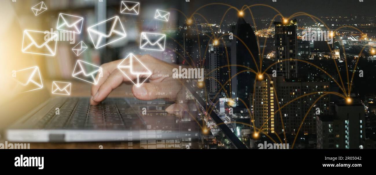 Männerhand mit Computer Notebook zur Verwaltung von E-Mails mit Internet Network Connecting Locations Stockfoto