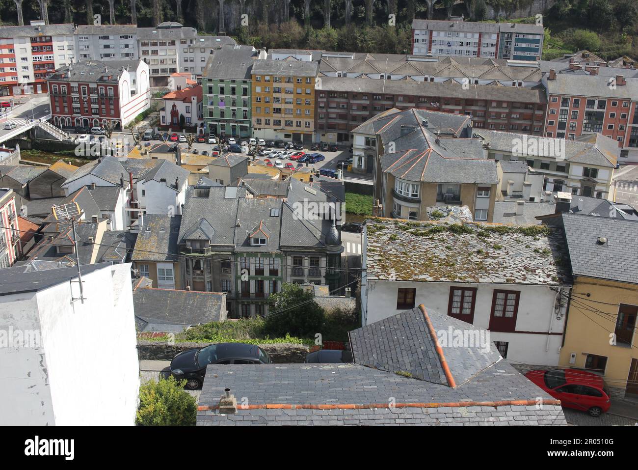 Alte Häuser und Gebäude in der Stadt Luarca, an der kantabrischen Küste Spaniens Stockfoto
