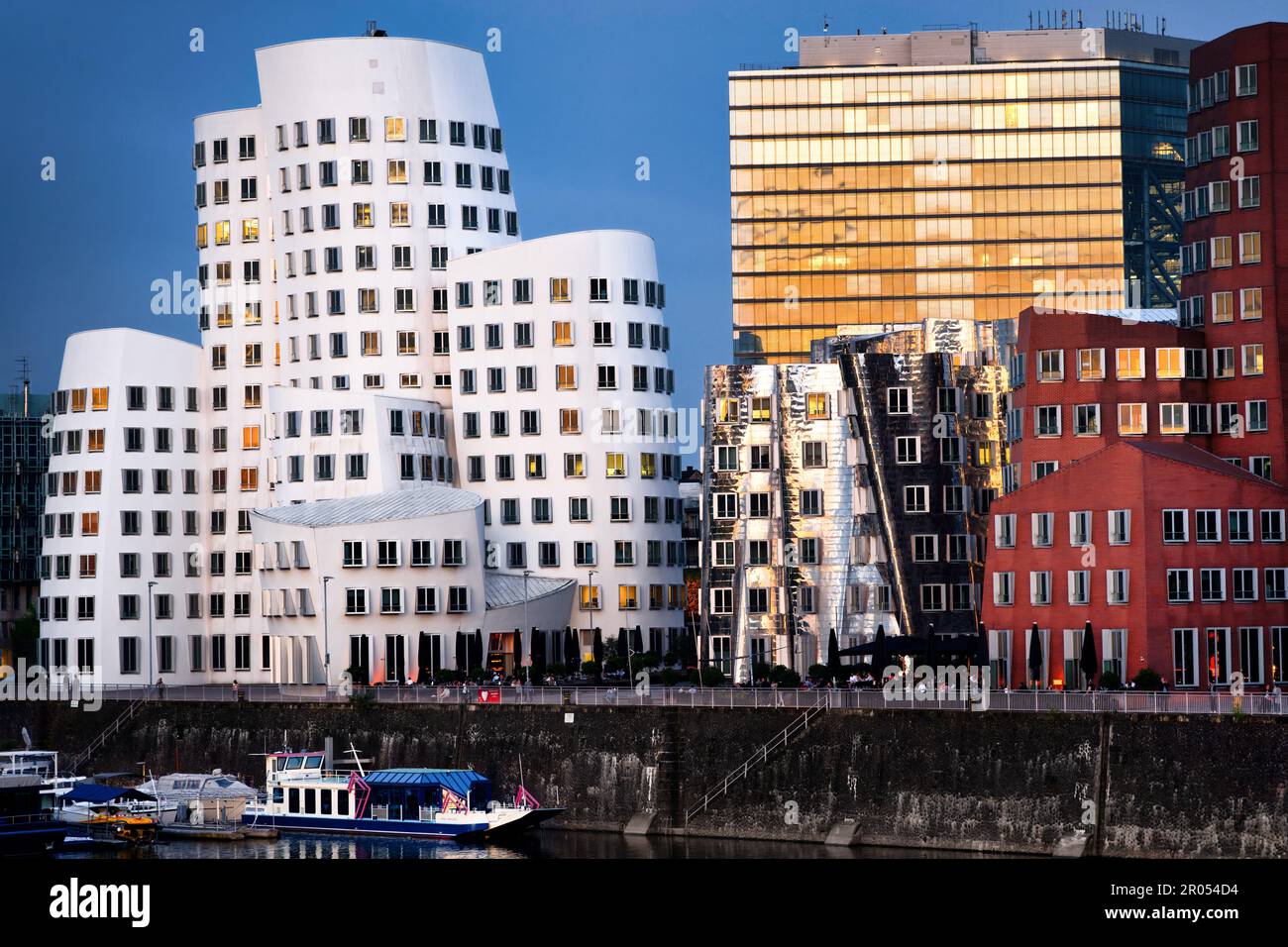 Moderne Gebäude im zollhof im düsseldorfer Medienhafen zur Blue Hour Stockfoto