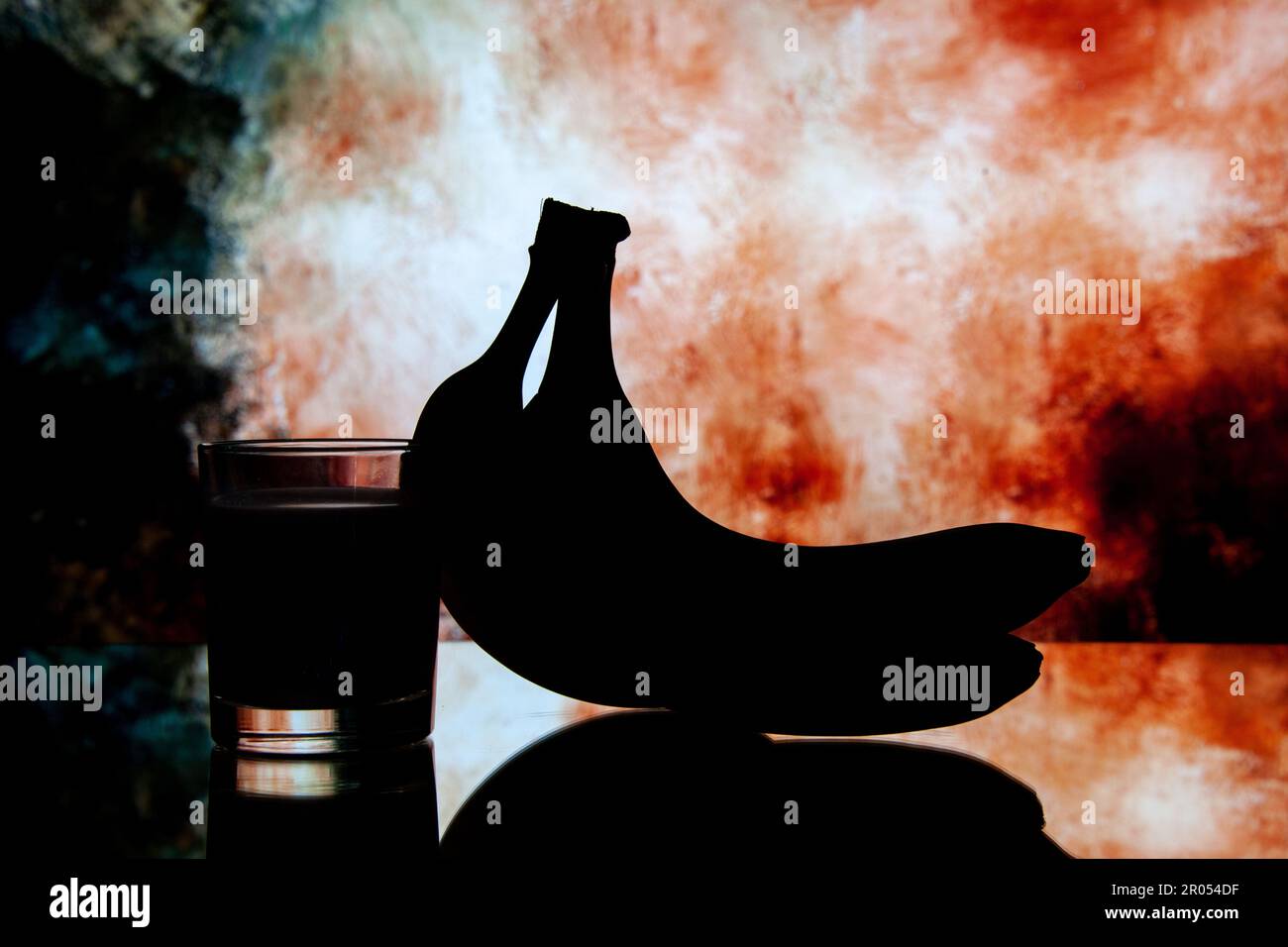 Vorderansicht frische Bananen mit einem Glas Milch im Schatten auf hellbraunem Hintergrund Müsli süße Farbe Zucker Milch Dessert Obst Frühstück Stockfoto