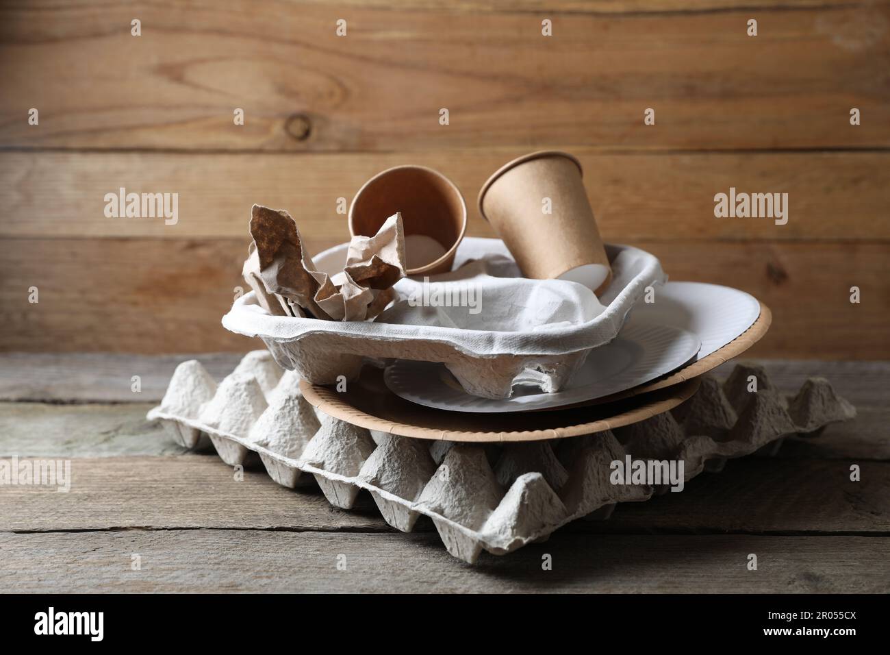 Anderes Altpapier auf Holztisch nahe der Wand Stockfoto