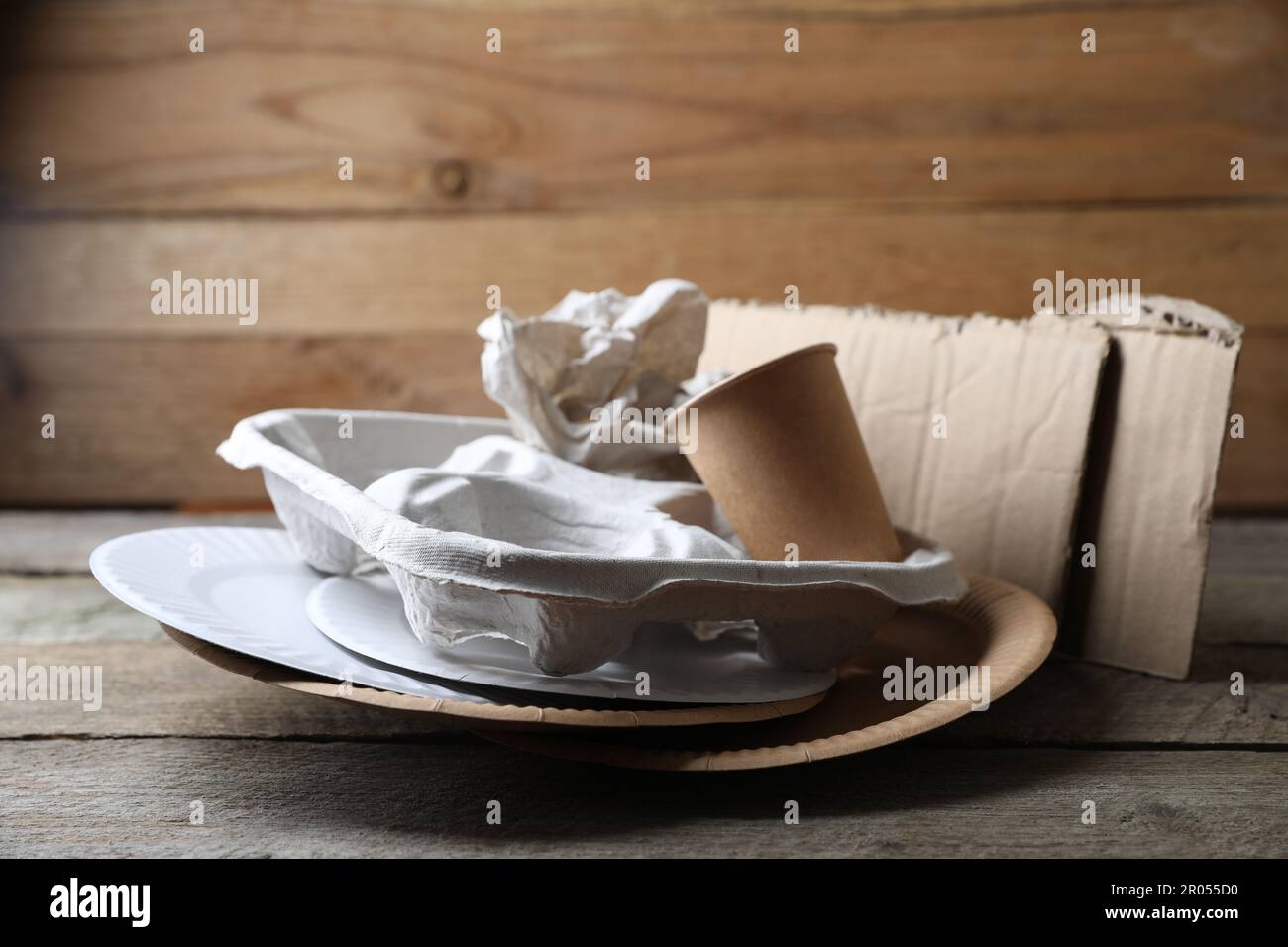 Anderes Altpapier auf Holztisch nahe der Wand Stockfoto