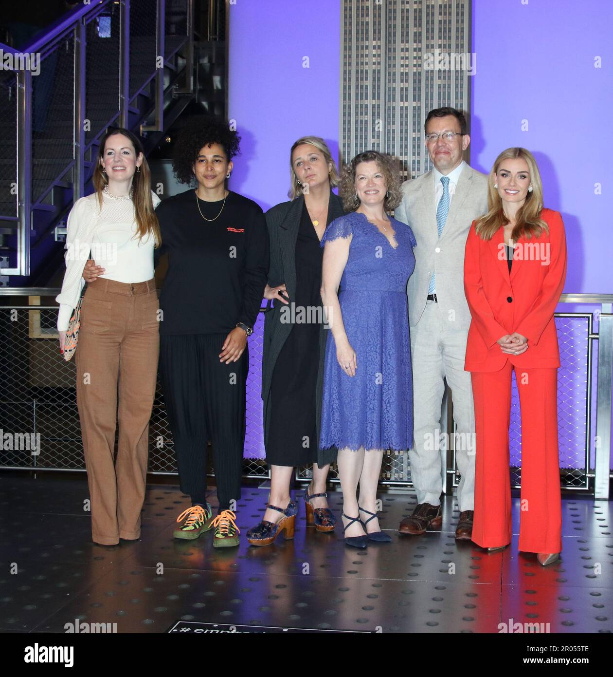 Am 05. Mai 2023 Hannah Young, Shantell Martin, stellvertretender Generalkonsul von New York, Shantell Martin, Konsul General seiner Majestät von New York, Emma Wade-Smith, Henry Timms, Und Katherine Jenkins besucht die Beleuchtung des Empire State Building in Union Jack-Farbe, um die Krönung im Empire State Building in New York zu feiern 05. Mai 2023 Credit:RW/MediaPunch Stockfoto