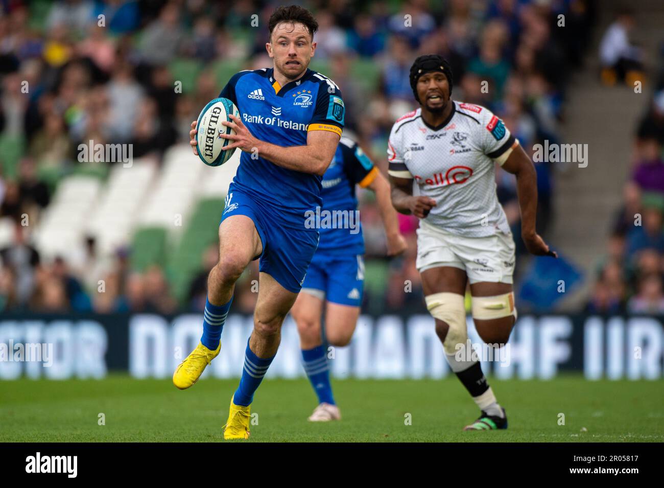 Dublin, Irland. 06. Mai 2023. Hugo Keenan von Leinster spielt mit dem Ball  während des Viertelfinalspiels der United Rugby Championship zwischen Leinster  Rugby und Cell C Sharks im Aviva Stadium in Dublin,