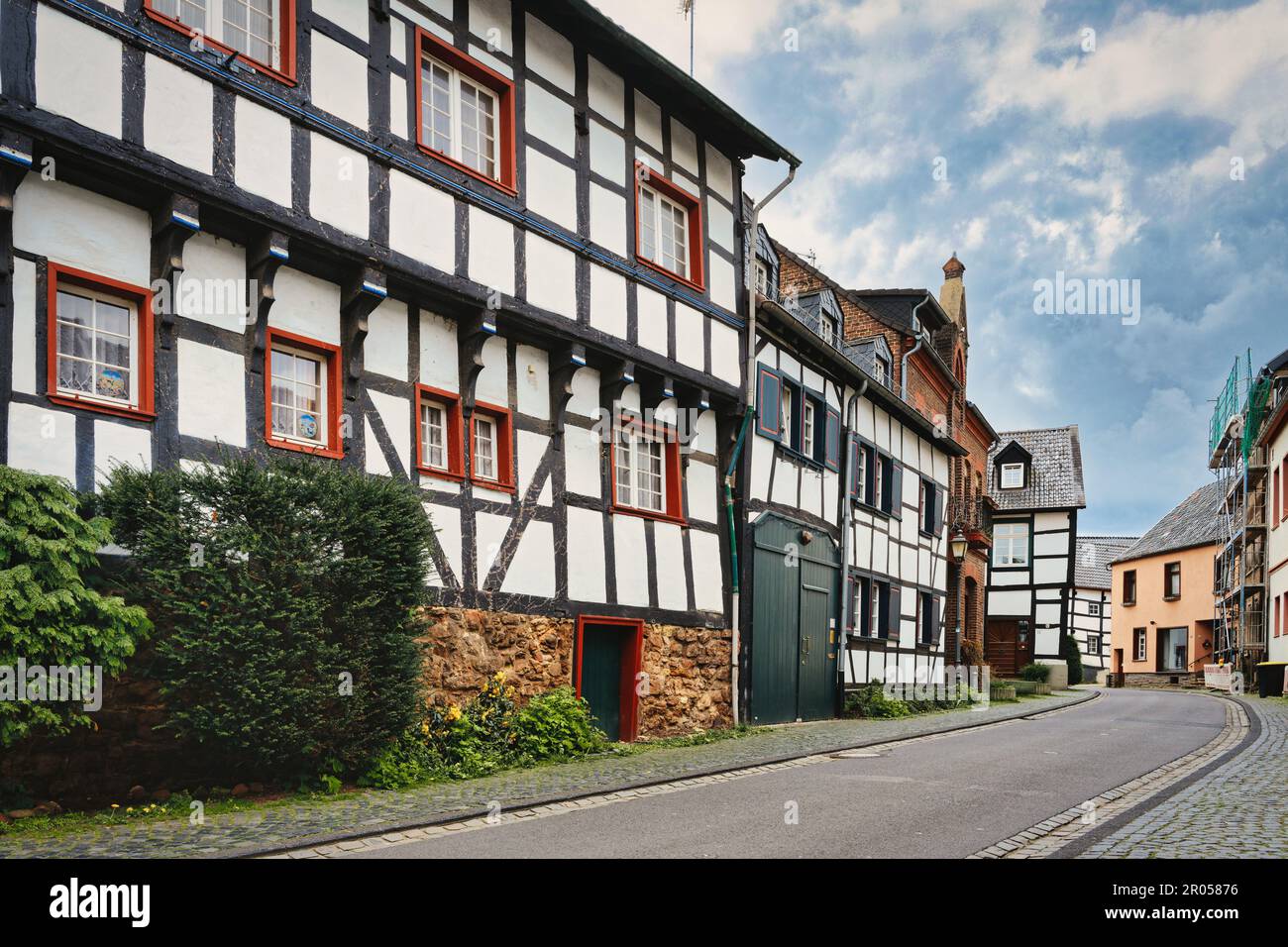 Dorfstraße mit Fachwerkhäusern in der historischen eifelstadt kommern in deutschland Stockfoto