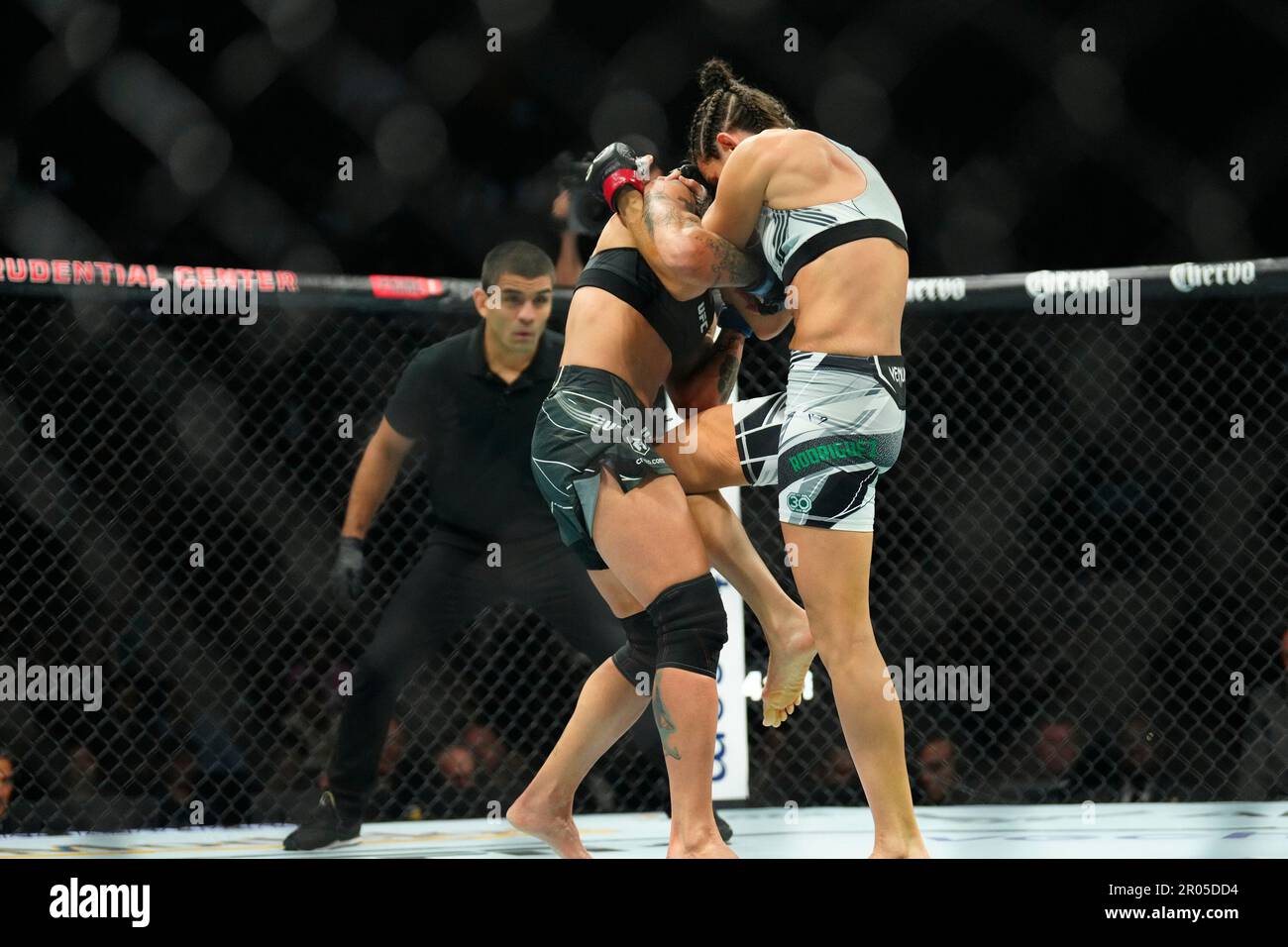 Newark, NJ, Newark, NJ, USA. 6. Mai 2023. Newark, NJ - 6. Mai: (R-L) Marina Rodriguez kickt Virna Jandiroba in einem Strawweight-Kampf für Frauen bei UFC 288: Sterling gegen Cejudo im Prudential Center am 6. Mai 2023 in Newark, NJ (Kreditbild: © Louis Grasse/PX Imagens via ZUMA Press Wire) NUR REDAKTIONELLE VERWENDUNG! Nicht für den kommerziellen GEBRAUCH! Stockfoto