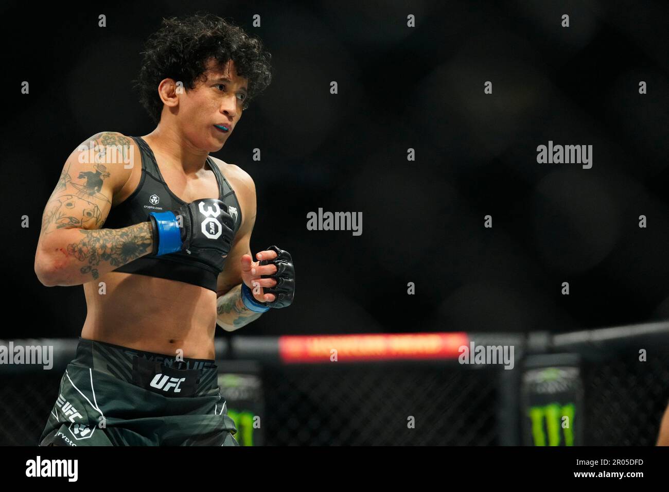 Newark, NJ, Newark, NJ, USA. 6. Mai 2023. Newark, NJ - 6. Mai: Virna Jandiroba tritt am UFC 288 in einem Streit mit Frauen-Strawweight an: Sterling gegen Cejudo im Prudential Center am 6. Mai 2023 in Newark, NJ (Kreditbild: © Louis Grasse/PX Imagens via ZUMA Press Wire) NUR REDAKTIONELLE VERWENDUNG! Nicht für den kommerziellen GEBRAUCH! Stockfoto