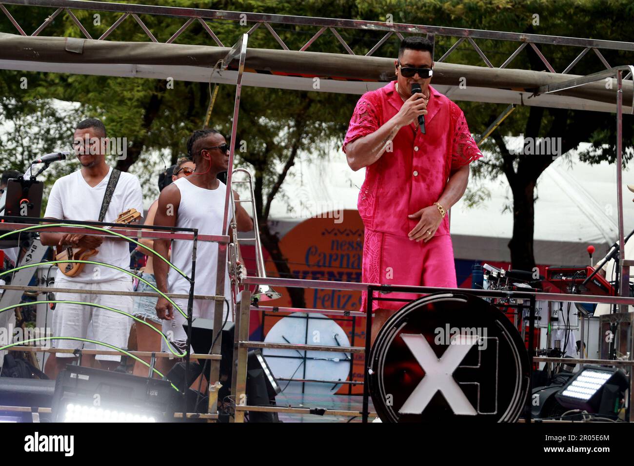 salvador, bahia, brasilien - 22. februar 2023: Sänger Xandy Harminia wird während der canaval in der Stadt Salvador in einem Trio eletrico gesungen. Stockfoto
