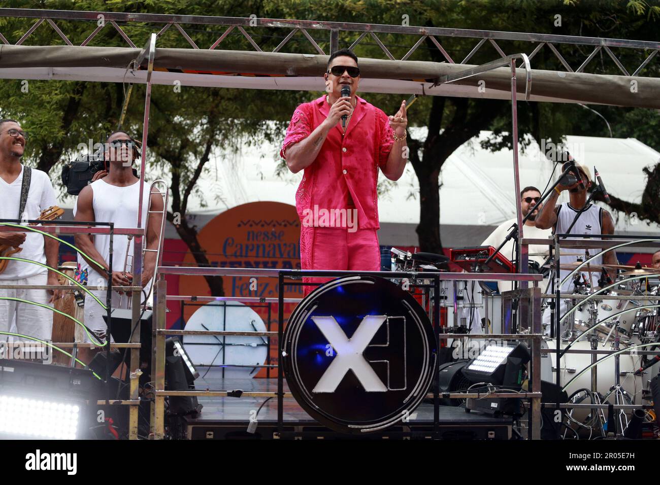 salvador, bahia, brasilien - 22. februar 2023: Sänger Xandy Harminia wird während der canaval in der Stadt Salvador in einem Trio eletrico gesungen. Stockfoto