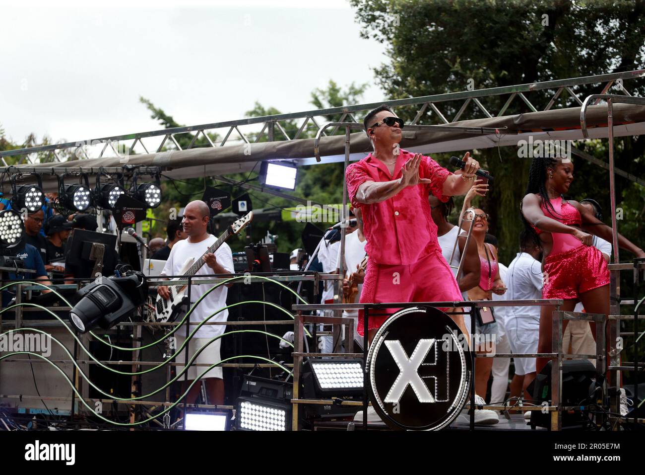salvador, bahia, brasilien - 22. februar 2023: Sänger Xandy Harminia wird während der canaval in der Stadt Salvador in einem Trio eletrico gesungen. Stockfoto