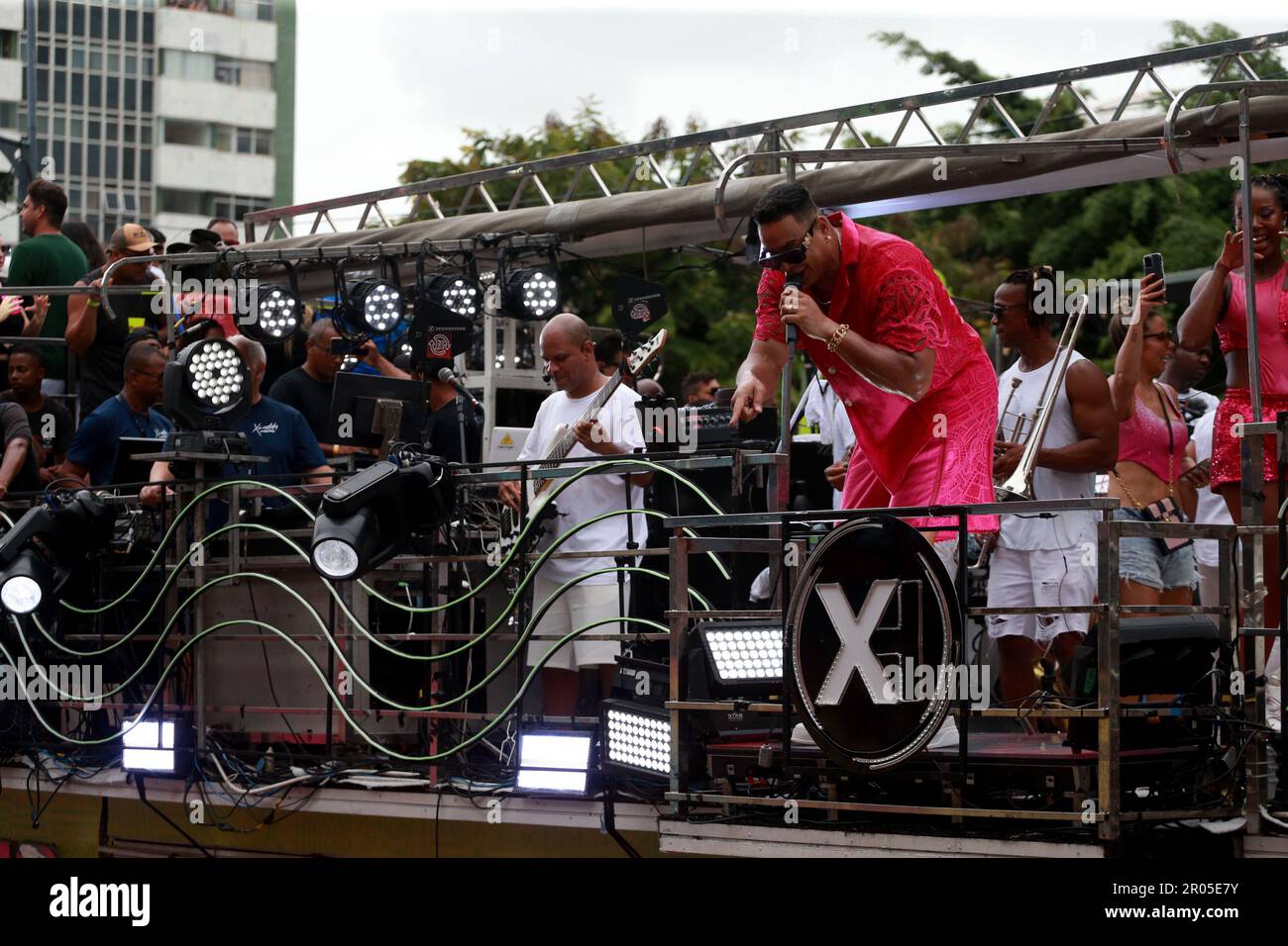 salvador, bahia, brasilien - 22. februar 2023: Sänger Xandy Harminia wird während der canaval in der Stadt Salvador in einem Trio eletrico gesungen. Stockfoto