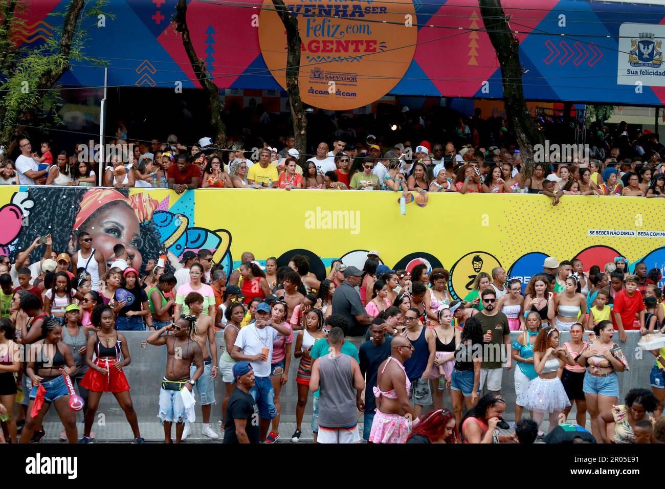 salvador, bahia, brasilien - 22. februar 2023: Feier haben Spaß während canaval in der Stadt Salvador. Stockfoto