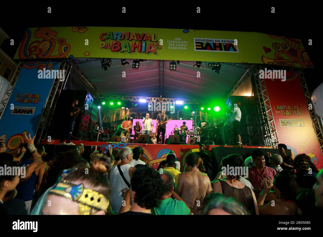salvador, bahia, brasilien - 22. februar 2023: Sänger XII Moraes wird während der canaval der Stadt Salvador auf einer Bühne in Pelourinho gesungen. Stockfoto