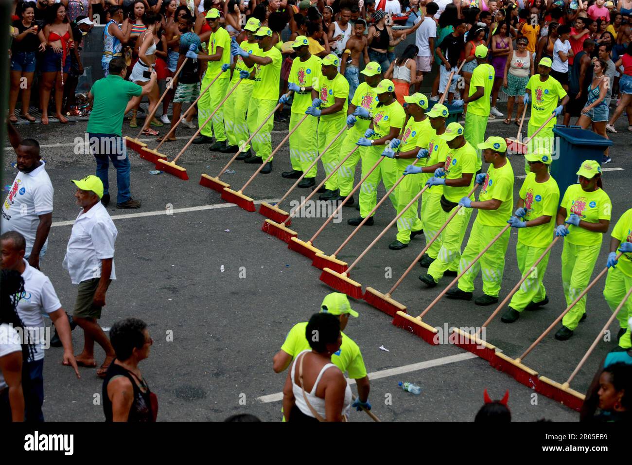 salvador, bahia, brasilien - 22. februar 2023: Reinigungsmittel verwenden einen Besen, um die Straßen der canaval-Strecke in der Stadt Salvador zu reinigen. Stockfoto