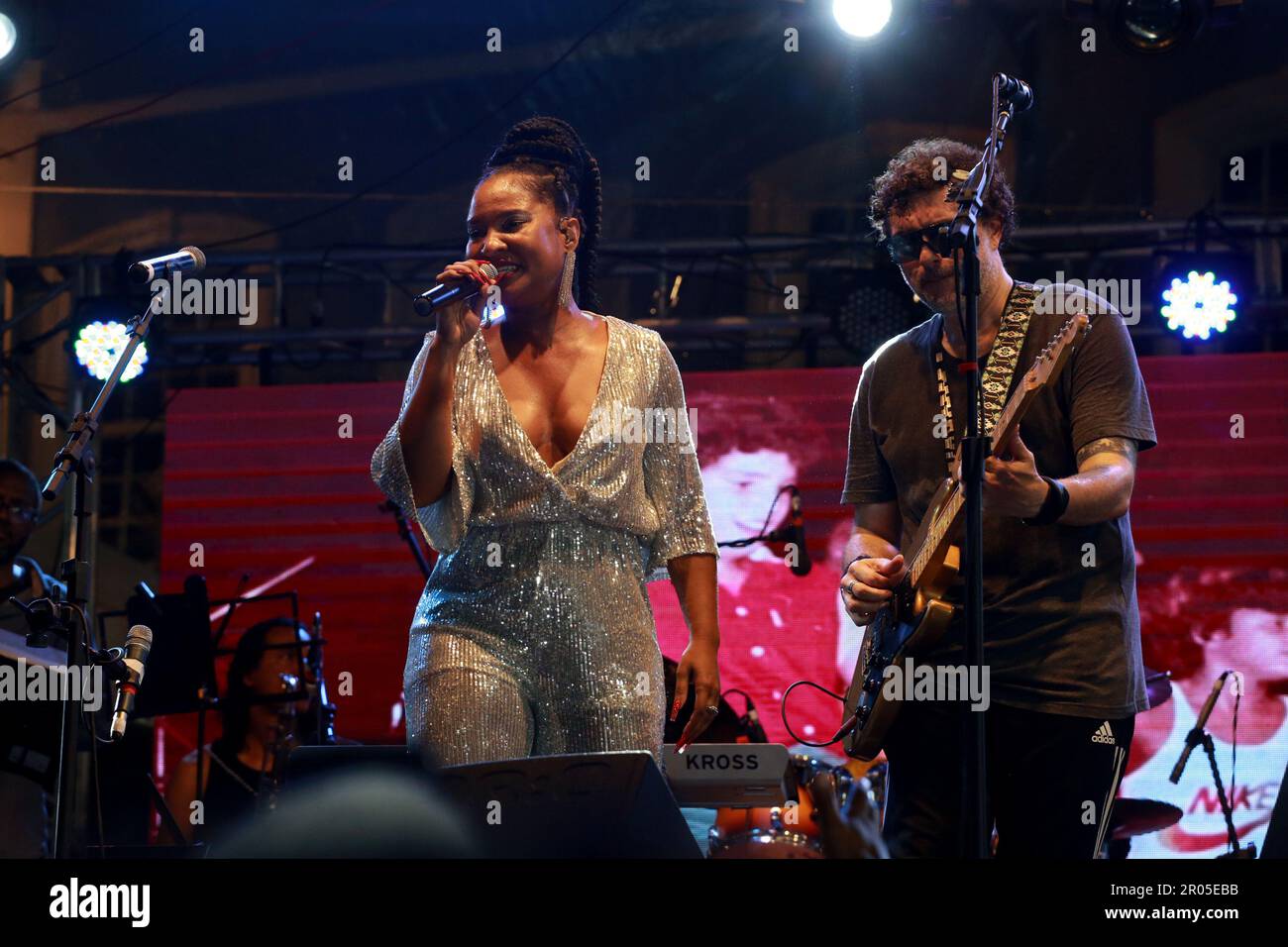 salvador, bahia, brasilien - 22. februar 2023: Sängerin XII Moraes neben Larissa Luz, gesehen auf der Bühne in Pelourinho während des canaval in der Stadt S. Stockfoto