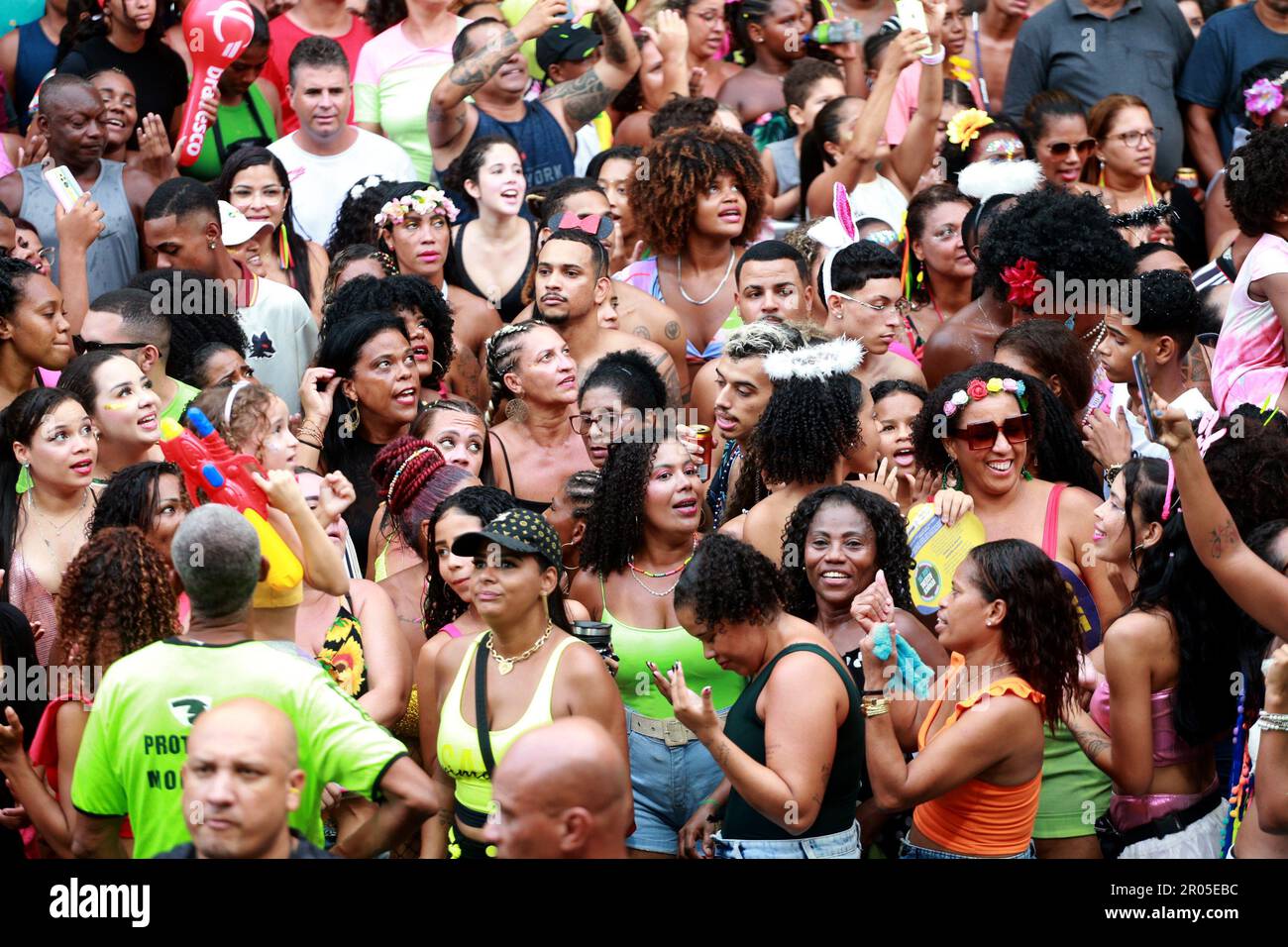 salvador, bahia, brasilien - 22. februar 2023: Neben einem Trio eletrico werden während der canaval in der Stadt Salvador Feier gesehen. Stockfoto