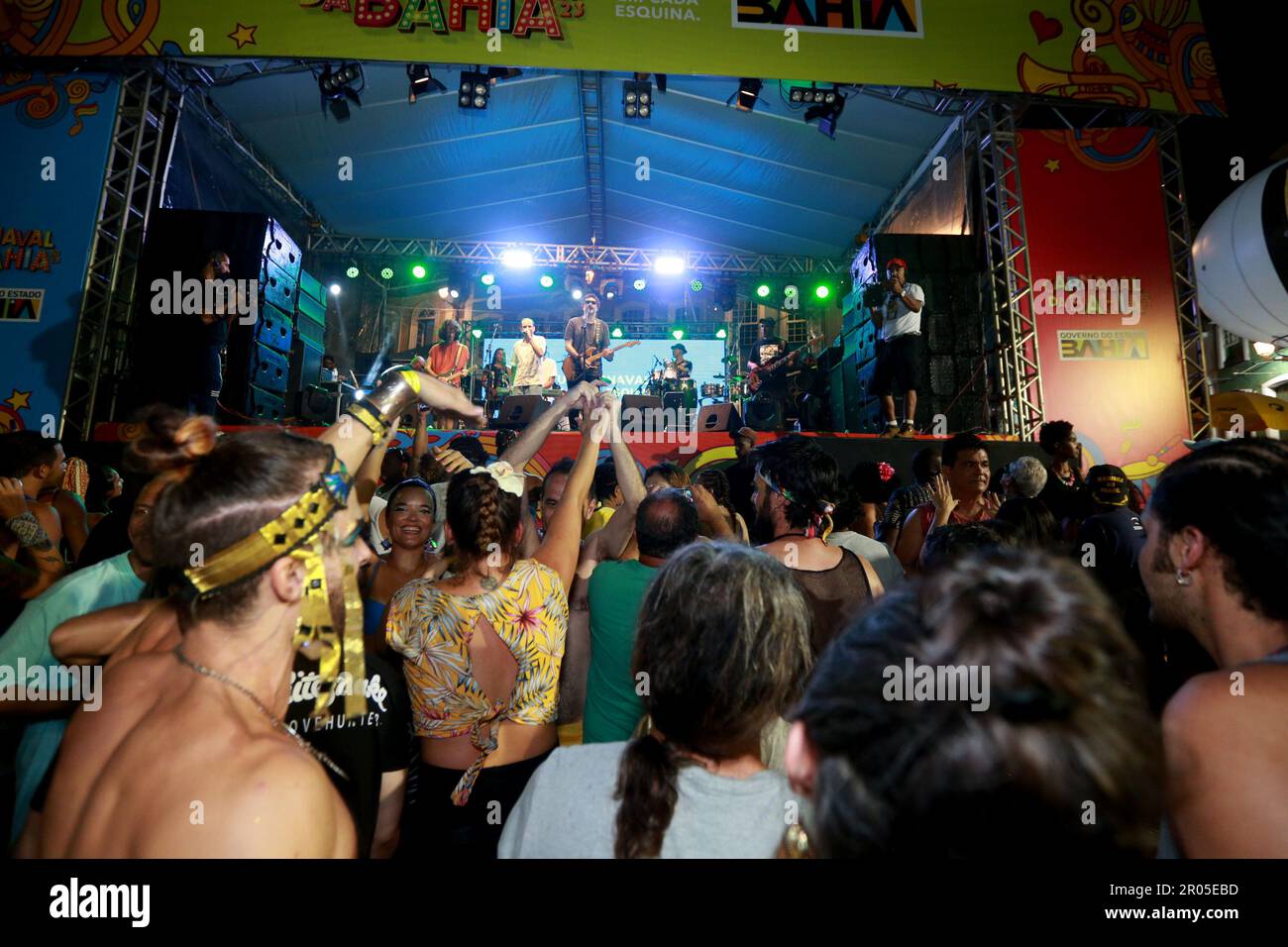 salvador, bahia, brasilien - 22. februar 2023: Sänger XII Moraes wird während der canaval der Stadt Salvador auf einer Bühne in Pelourinho gesungen. Stockfoto