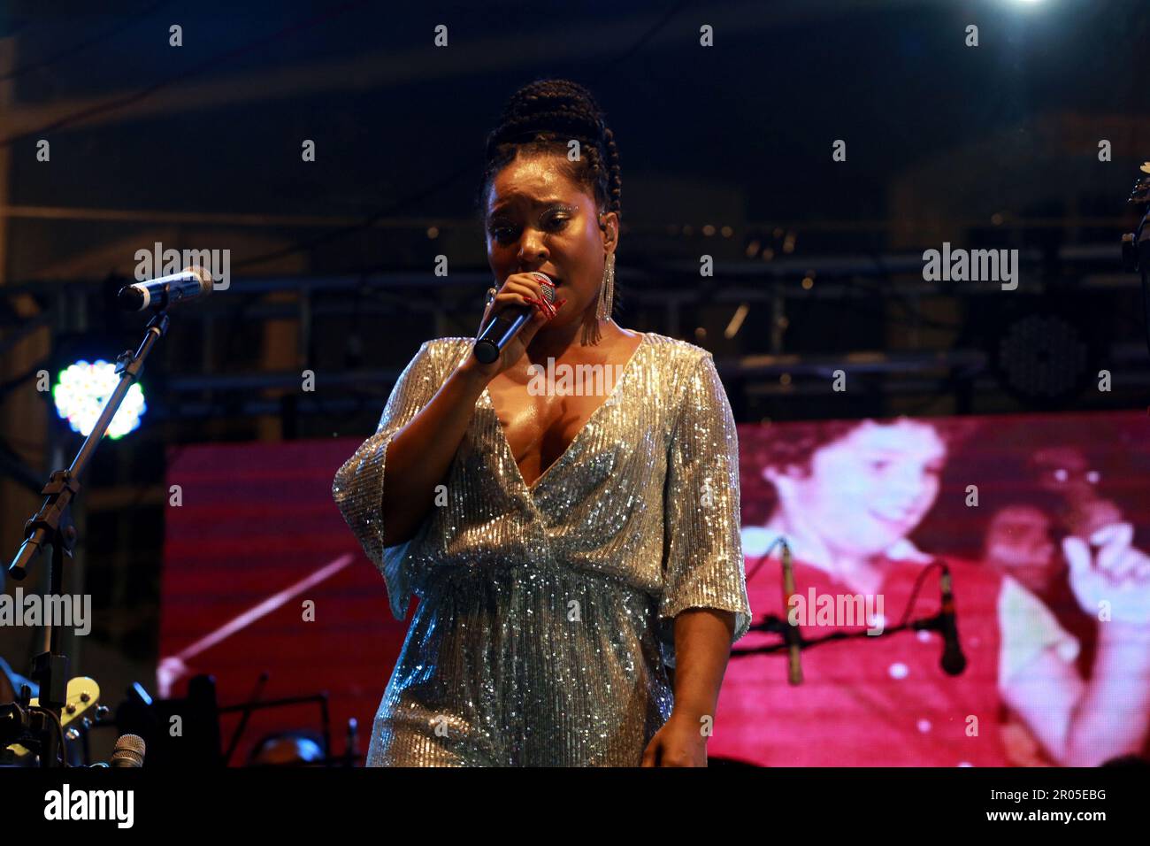 salvador, bahia, brasilien - 22. februar 2023: Sängerin Larissa Luz, gesehen auf der Bühne in Pelourinho während der canaval in der Stadt Salvador. Stockfoto