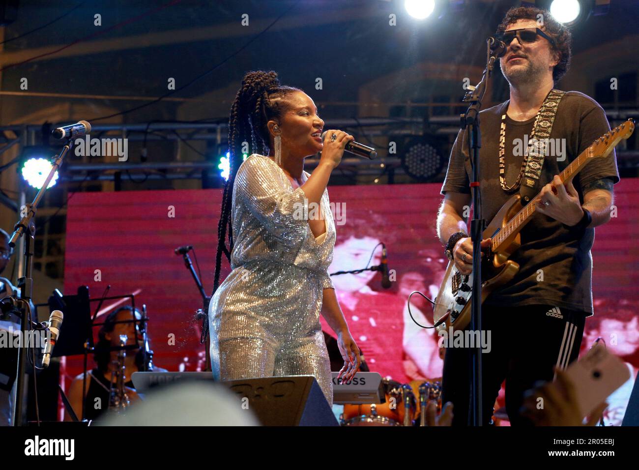 salvador, bahia, brasilien - 22. februar 2023: Sängerin XII Moraes neben Larissa Luz, gesehen auf der Bühne in Pelourinho während des canaval in der Stadt S. Stockfoto