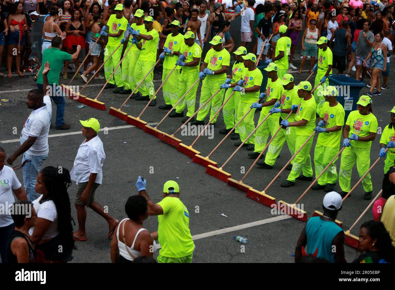 salvador, bahia, brasilien - 22. februar 2023: Reinigungsmittel verwenden einen Besen, um die Straßen der canaval-Strecke in der Stadt Salvador zu reinigen. Stockfoto