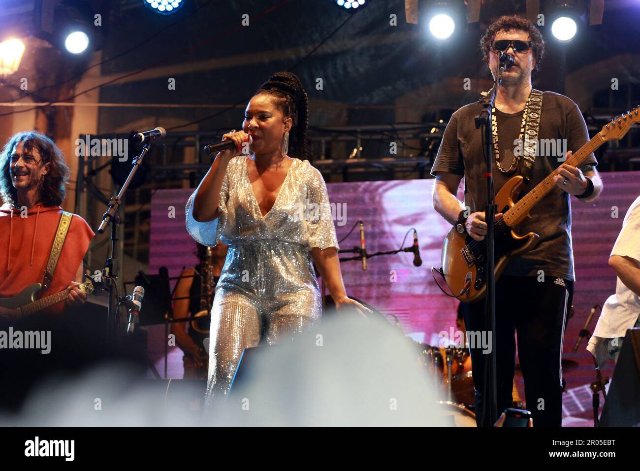 salvador, bahia, brasilien - 22. februar 2023: Sängerin XII Moraes neben Larissa Luz, gesehen auf der Bühne in Pelourinho während des canaval in der Stadt S. Stockfoto