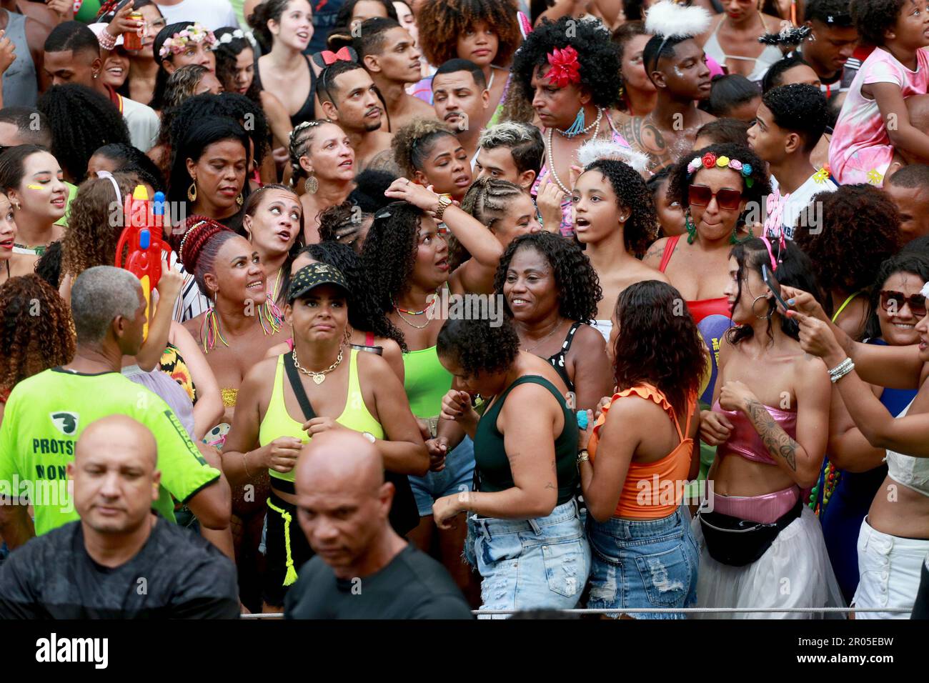 salvador, bahia, brasilien - 22. februar 2023: Neben einem Trio eletrico werden während der canaval in der Stadt Salvador Feier gesehen. Stockfoto