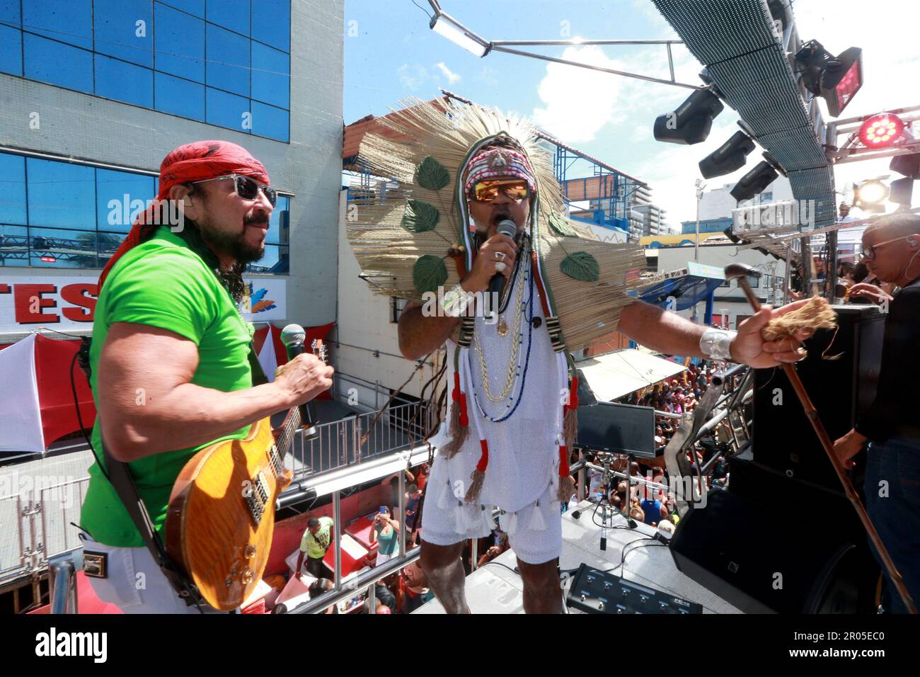 salvador, bahia, brasilien - 22. februar 2023: Die Sänger Bell Marques und Carlinho Brown werden während der canaval der Stadt Salvad in Arrastao gesehen Stockfoto