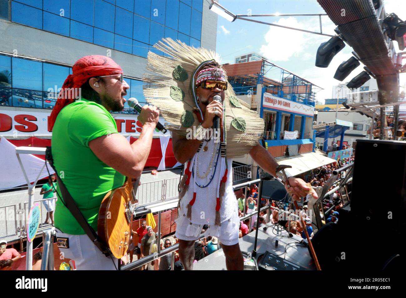 salvador, bahia, brasilien - 22. februar 2023: Die Sänger Bell Marques und Carlinho Brown werden während der canaval der Stadt Salvad in Arrastao gesehen Stockfoto