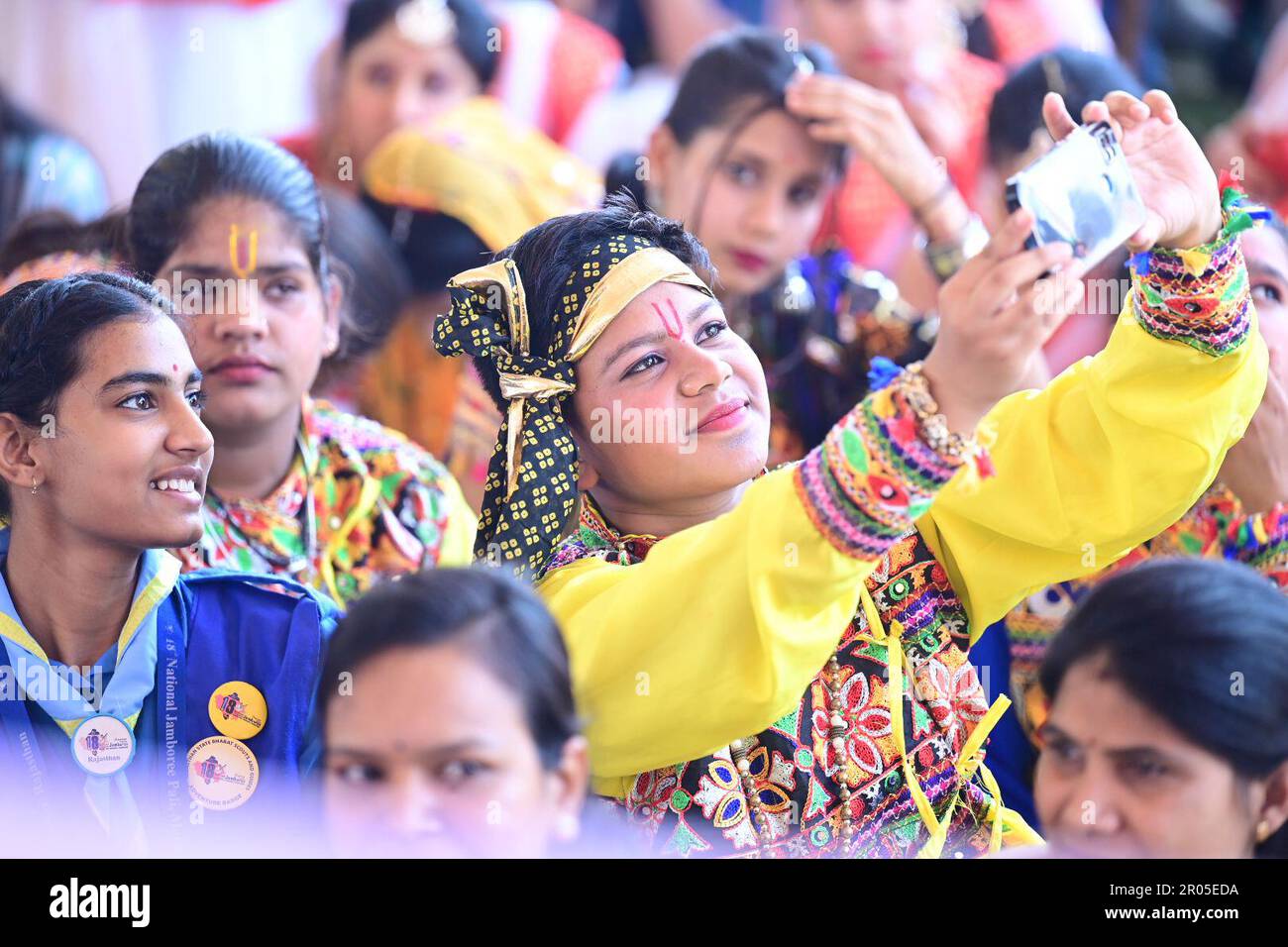 Nathdwara, Rajasthan, Indien. 5. Mai 2023. Der als Lord Krishna verkleidete Student macht ein Selfie während der Eröffnungszeremonie des Haldighati-Jugendfestivals in Nathdwara im Bezirk Rajsamand. (Kreditbild: © Sumit Saraswat/Pacific Press via ZUMA Press Wire) NUR REDAKTIONELLE VERWENDUNG! Nicht für den kommerziellen GEBRAUCH! Stockfoto