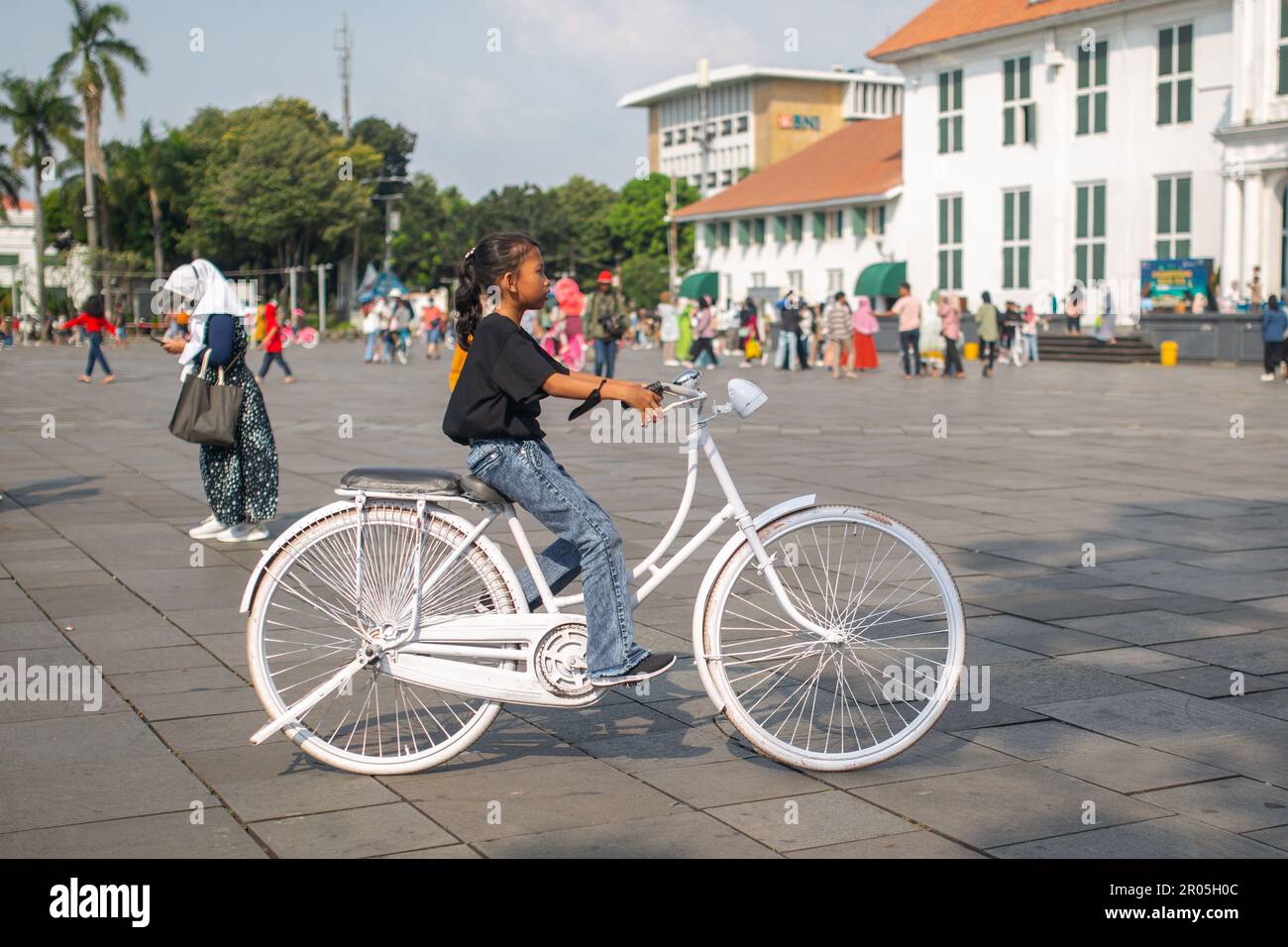 Jakarta, Indonesien - 28. April 2023: Menschen auf Oldtimer-Fahrrädern am Fatahillah Square in Jakarta Kota Tua. Stockfoto