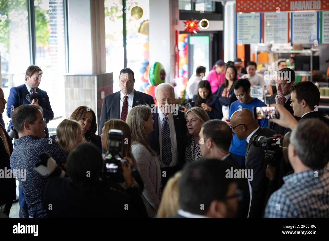 Washington, DC, USA. 5. Mai 2023. US-Präsident Joe Biden und US-Vizepräsident Kamala Harris begrüßen Kunden und Mitarbeiter bei Taqueria Habanero in Washington, DC, USA, am Freitag, den 5. Mai, 2023. Das Weiße Haus verharmlost die Notwendigkeit, Leerverkäufe von Banken einzudämmen, obwohl es darauf beharrt, dass Biden keine Optionen zur Gewährleistung der Stabilität des Bankensystems ausgeschlossen hat. Kredit: Tom Brenner/Pool über CNP/dpa/Alamy Live News Stockfoto