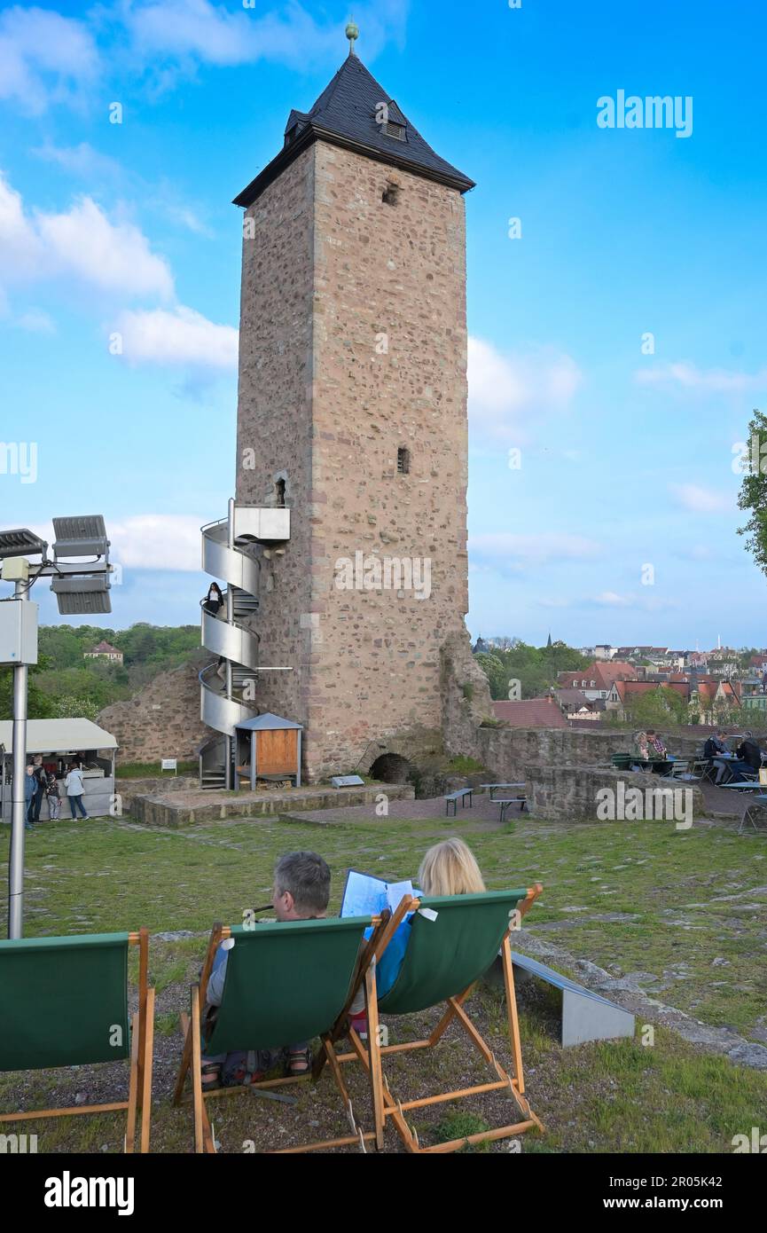 06. Mai 2023, Sachsen-Anhalt, Halle (Saale): Ein Paar macht eine Pause in den Liegestühlen auf der oberen Burg Giebichenstein. Die gemeinsame Museumsnacht der Städte Halle und Leipzig lud 85 Museen, Galerien und Sammlungen ein. Foto: Heiko Rebsch/dpa Stockfoto