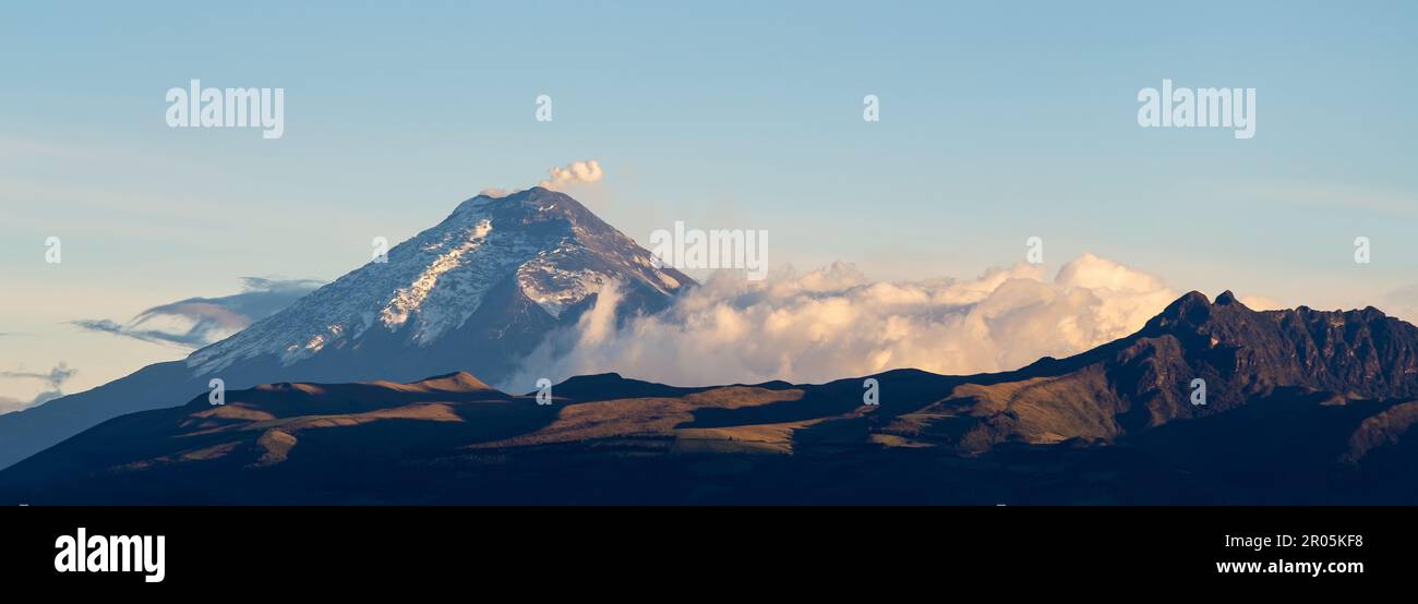 Cotopaxi Vulkan Panorama mit Rauch der Aschewolke Ausbruch, Quito, Cotopaxi Nationalpark, Ecuador. Stockfoto