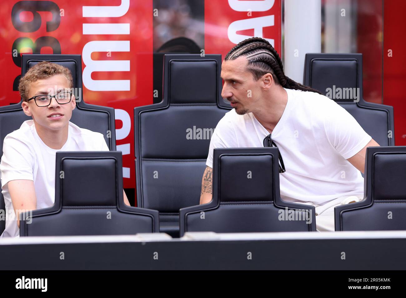 Mailand, Italien. 6. Mai 2023. Italien, Mailand, Mai 6 2023: Zlatan Ibrahimovic (AC Mailand Stürmer) und sein Sohn in der Tribune während des Fußballspiels AC MAILAND gegen SS LAZIO, Serie A Tim 2022-2023 day34 San Siro Stadion (Kreditbild: © Fabrizio Andrea Bertani/Pacific Press via ZUMA Press Wire) NUR REDAKTIONELLE VERWENDUNG! Nicht für den kommerziellen GEBRAUCH! Stockfoto