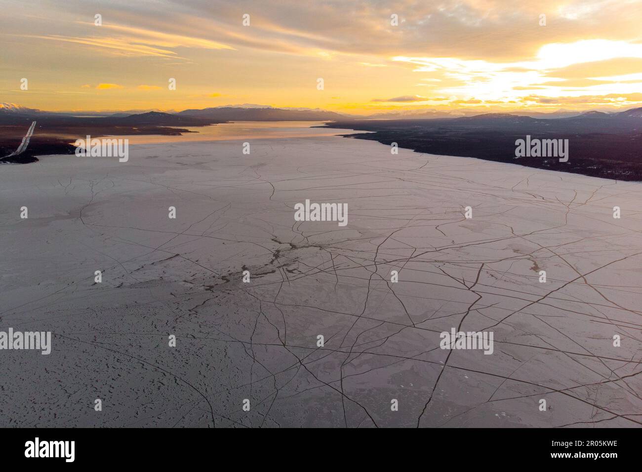 Das Quellwasser zum Yukon River, Marsh Lake, wurde zu Beginn des Winters mit der Drohne aufgenommen, als der See begann zu frieren. Kanadische Winterlandschaften. Stockfoto