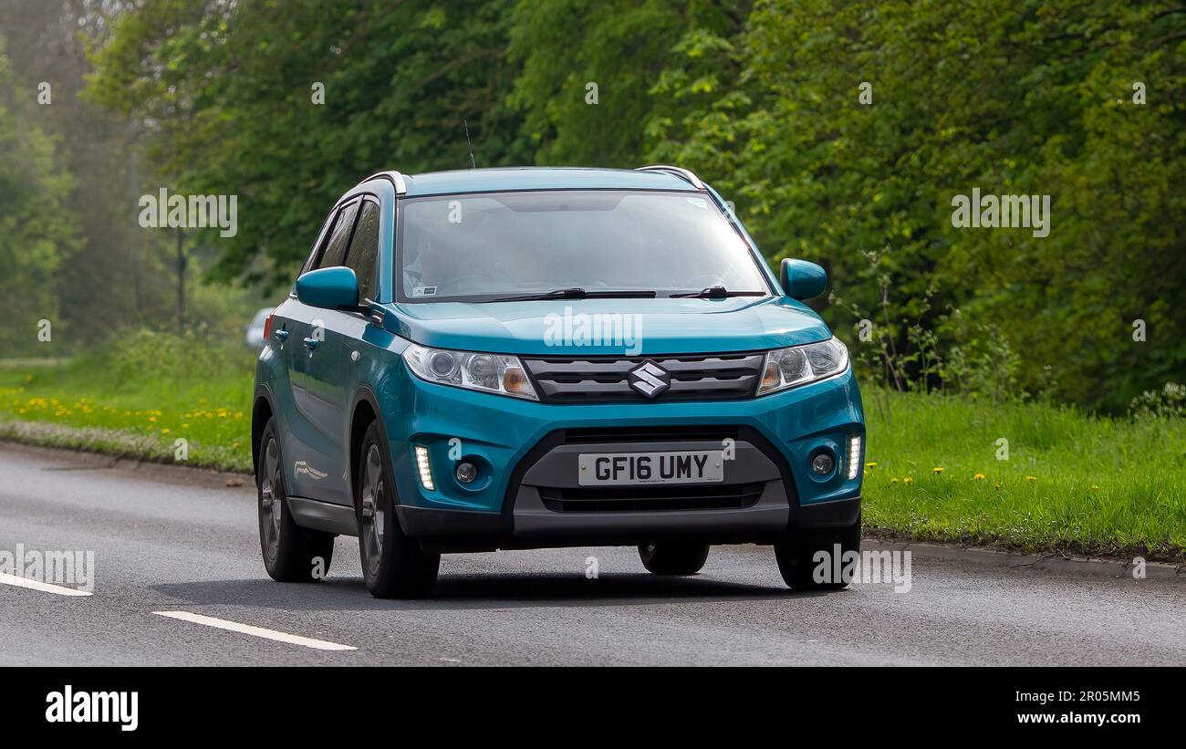 Stony Stratford, Bucks, Großbritannien - April 30. 2023. 2016 TÜRKISFARBENER SUZUKI VITARA auf einer englischen Landstraße Stockfoto