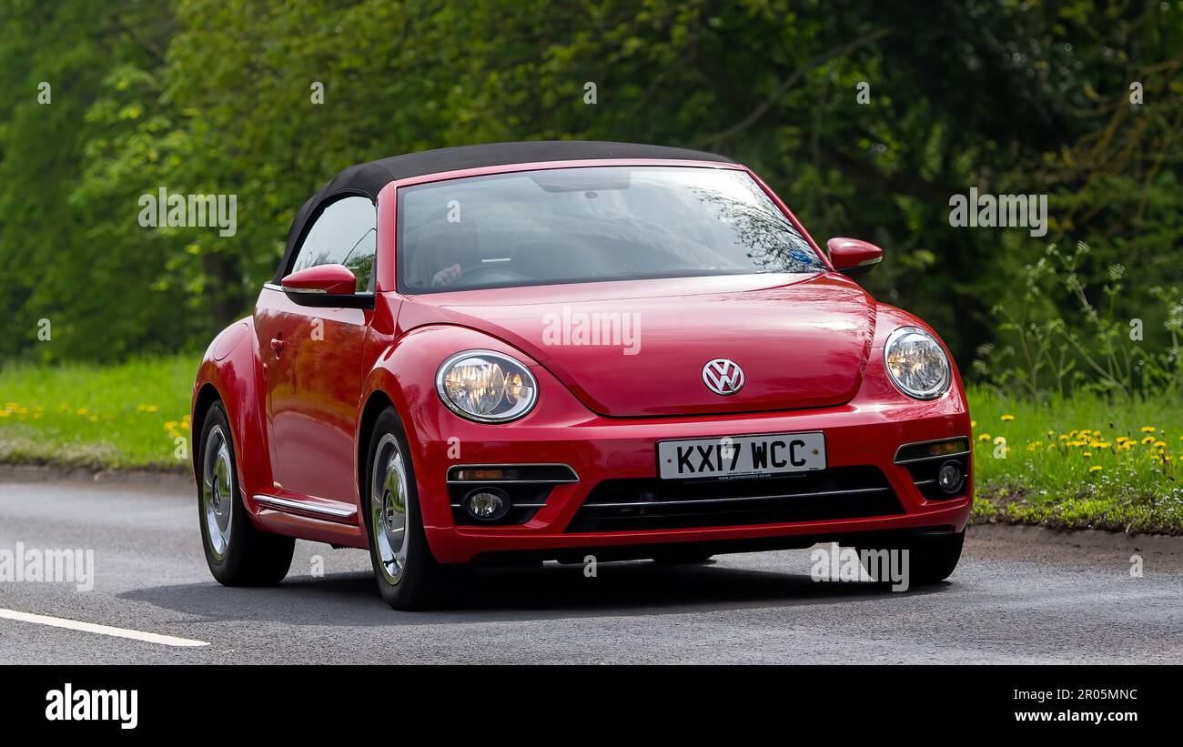 Stony Stratford, Bucks, Großbritannien - April 30. 2023. 2017 Red VOLKSWAGEN BEETLE DESIGN TSI BMOTION TECH auf einer englischen Landstraße. Stockfoto