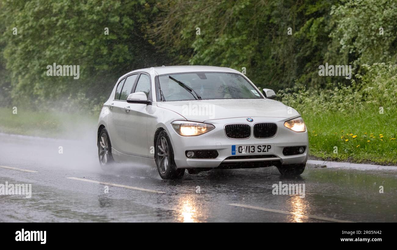 Stony Stratford, Bucks, Großbritannien - Mai 6. 2023. 2013 weiße BMW 1-SERIE im Regen Stockfoto