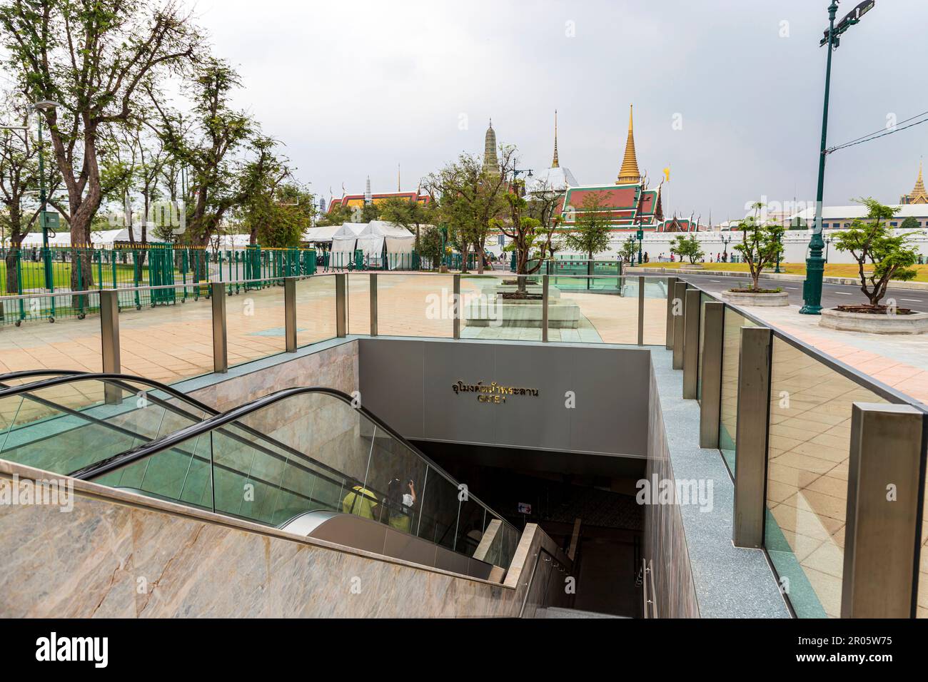 Bangkok, Thailand - 16. April 2023: Tunnel unter der Na Phra Lan Road in Wat Phra Kaew Sie können zum Abkühlen in das klimatisierte Zimmer gehen, gehen Sie zu Th Stockfoto