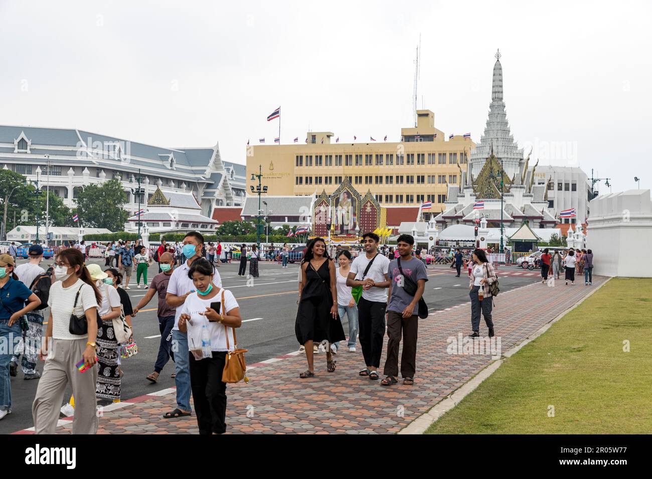 Bangkok, Thailand - 16. April 2023: Na Phra Lan Road ist die Straße vor Wat Phra Kaew. Oder der große Palast von Thailand für eine Lüge für den Verkehr gesperrt Stockfoto