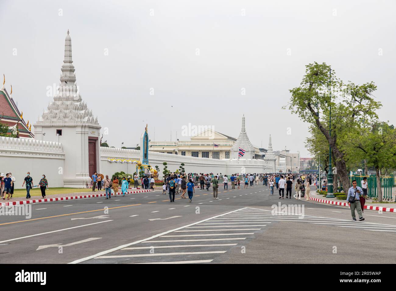 Bangkok, Thailand - 16. April 2023: Na Phra Lan Road ist die Straße vor Wat Phra Kaew. Oder der große Palast von Thailand für eine Lüge für den Verkehr gesperrt Stockfoto