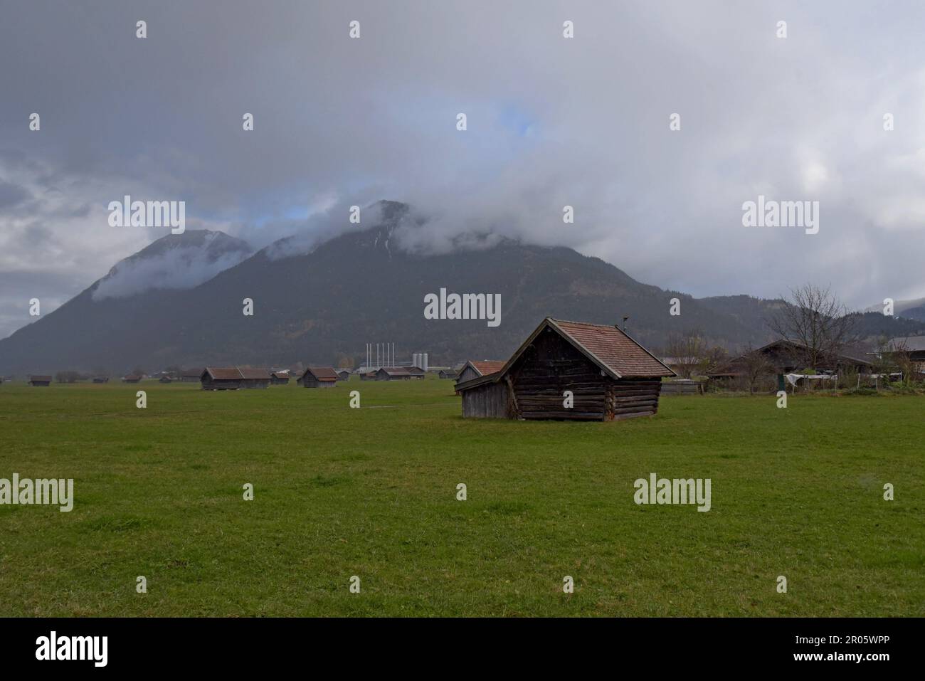 Blick auf die Felder und Berge rund um das Wintersport- und Skigebiet Garmisch-Partenkirchen, Bayern, Süddeutschland, November 2022 Stockfoto